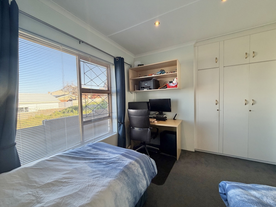 3 Bedroom Property for Sale in Wavecrest Eastern Cape